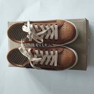Taos ladies leather Caramel Zipster size 7.5